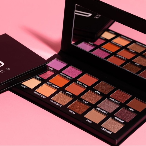 ❣️SOLD❣️🎉HOST PICK🎉✨🆕💖KAB COSMETIC DAY + NIGHT EYESHADOW PALETTE💖 - Picture 3 of 14